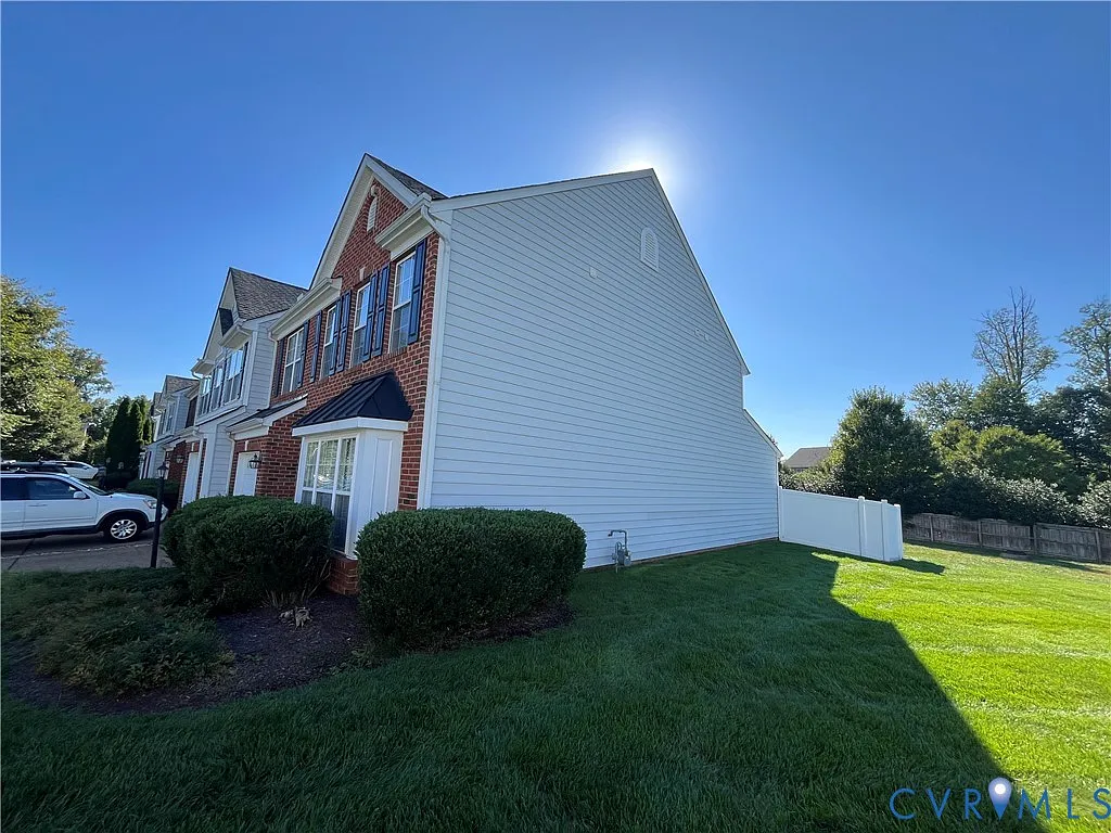 3 bed, 2.5 bath, 1952 sqft, $2,350 — Photo 4