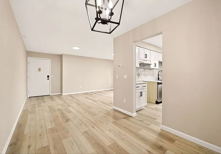 Holcomb Village Apartments — Photo 11