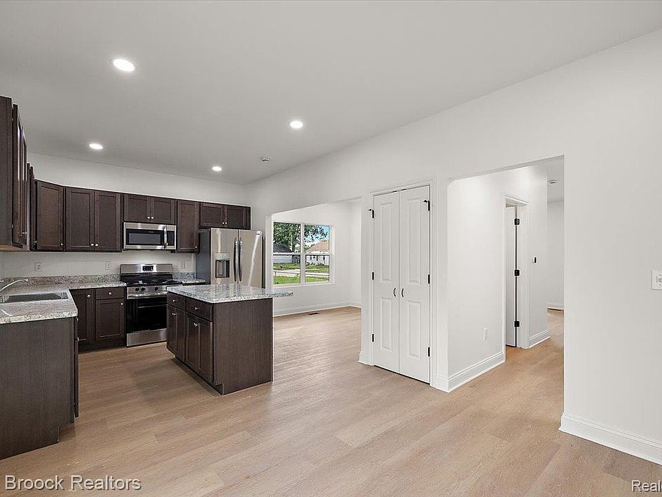 27824 Groveland St, photo 12
