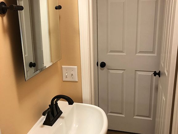 5th image of 412 Thomas St APT 2
