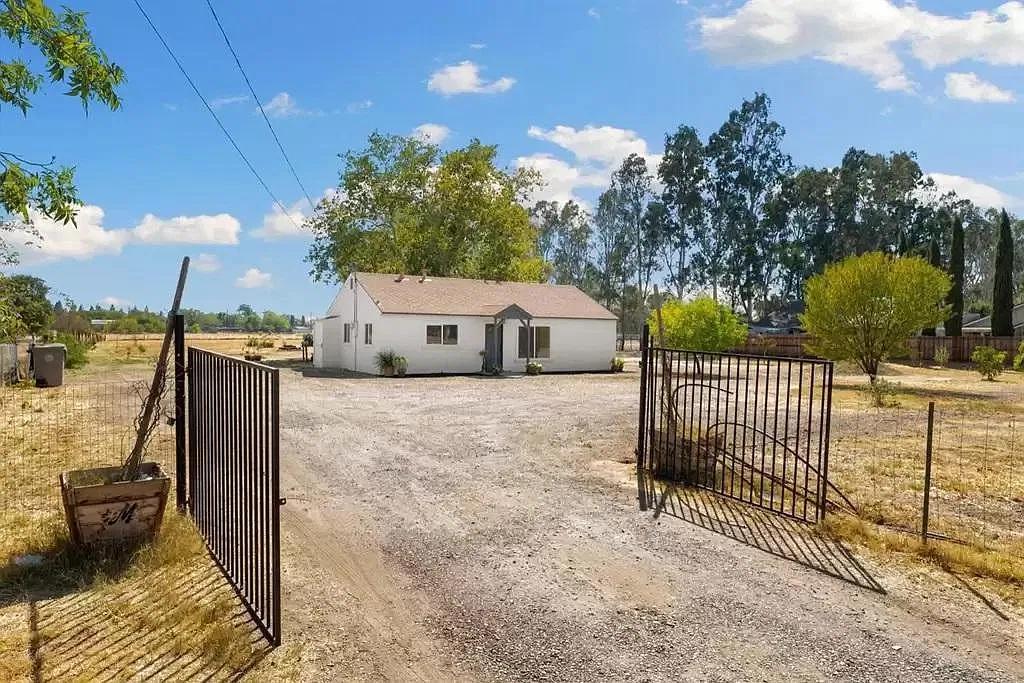 1032 Pinedale Ave — Photo 3
