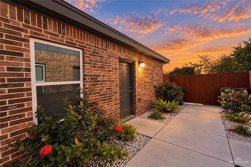 3 bed, 2.0 bath, 1198 sqft, $1,350 — Photo 2