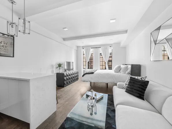 320 East 42nd Street image 1 of 8