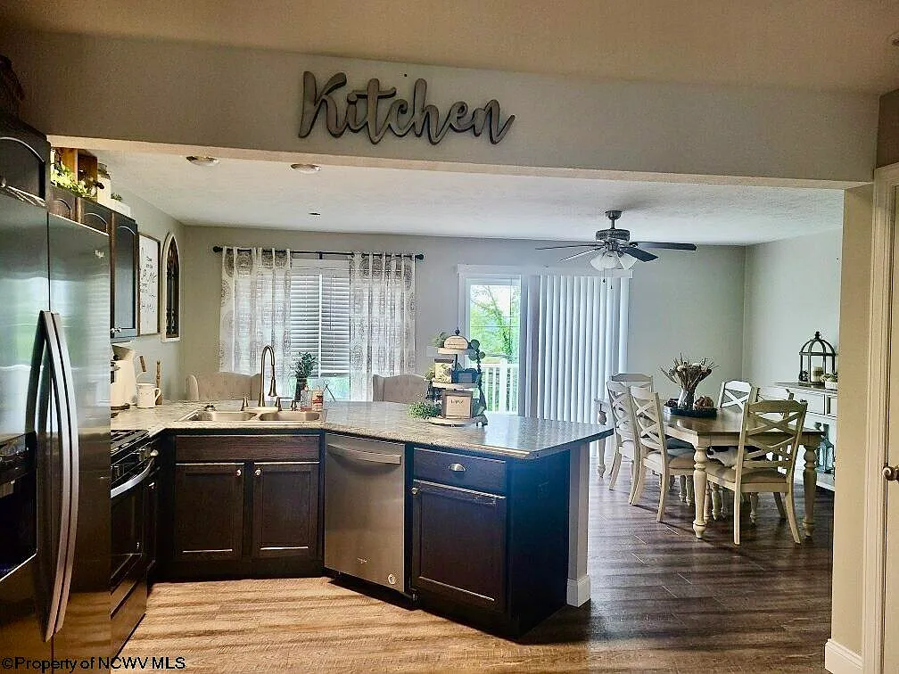 3 bed, 2.5 bath, $2,200 — Photo 3