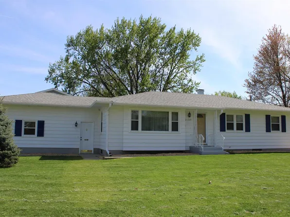 2107 W 38th Pl, Davenport, IA 52806