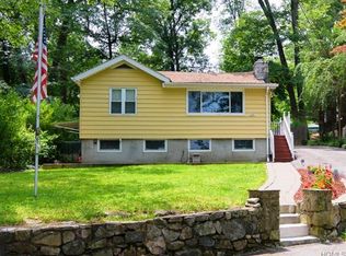 210 Lake Dr, Putnam Valley, NY 10579