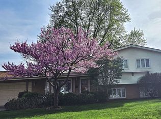 2520 Cawdor Rd, Oregon, OH 43616