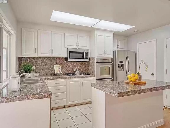 5th image of 32259 Coronation Dr