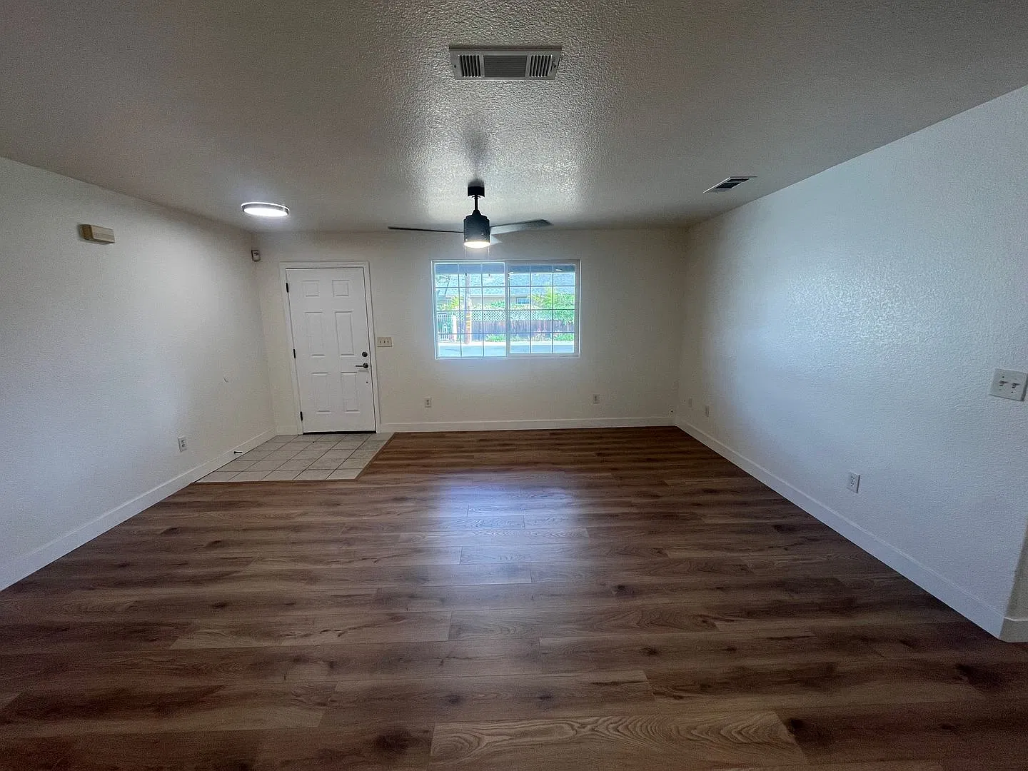 Clean Neat 1300 sqft. 1/2 Plex in the Brighton Community of Sacramento. — Photo 2