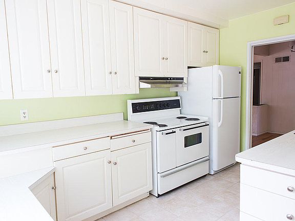 3rd image of 6005 Bellamah Ave NE