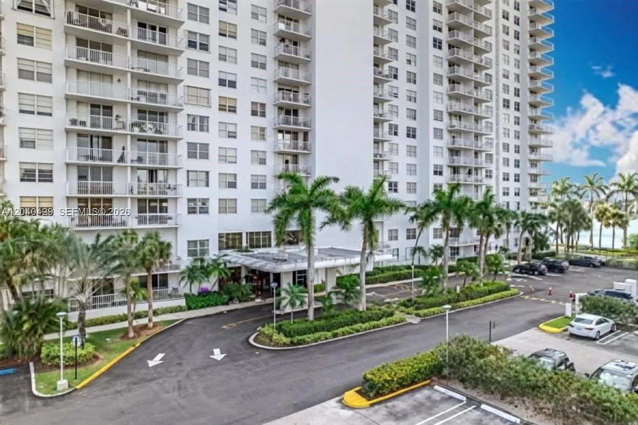 Admirals Port Condo West — Photo 1