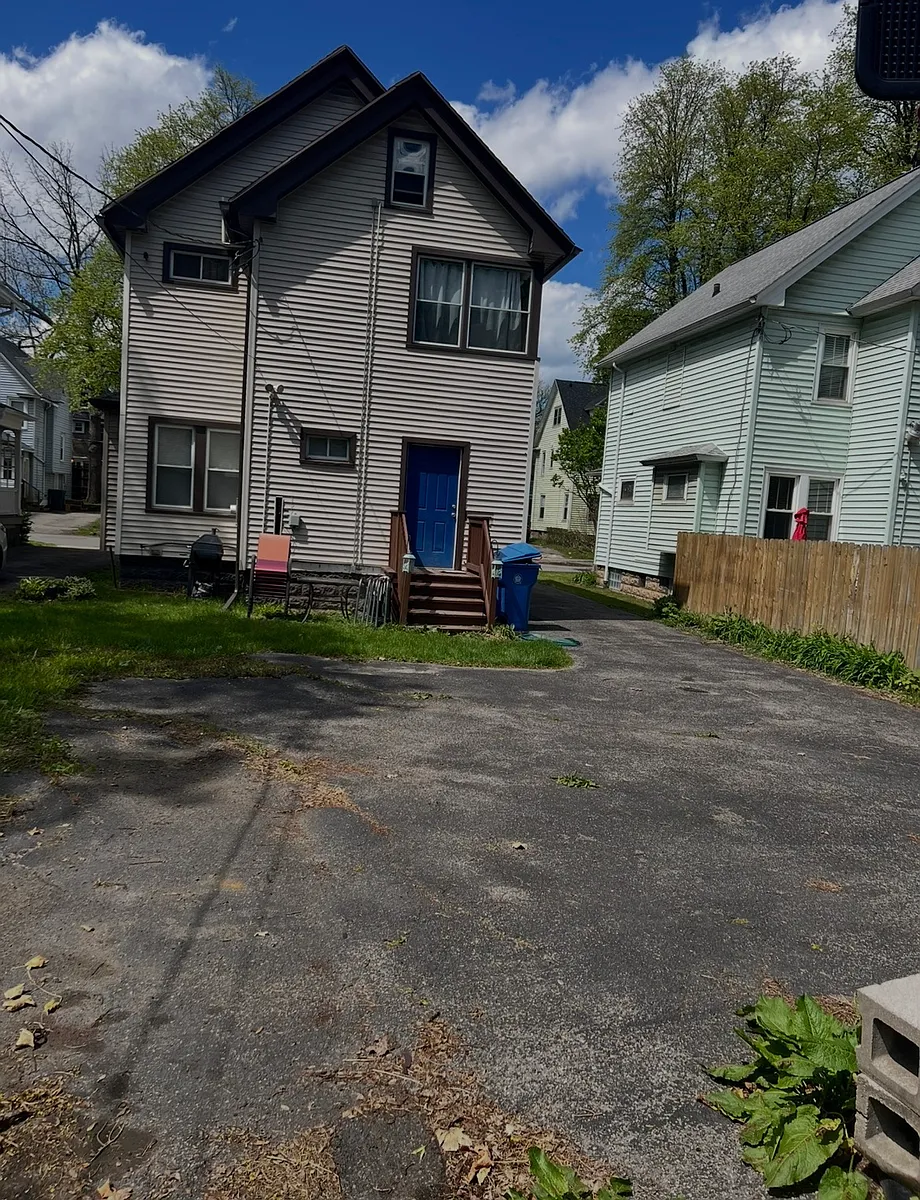 Building Photo - 167 Barton St
