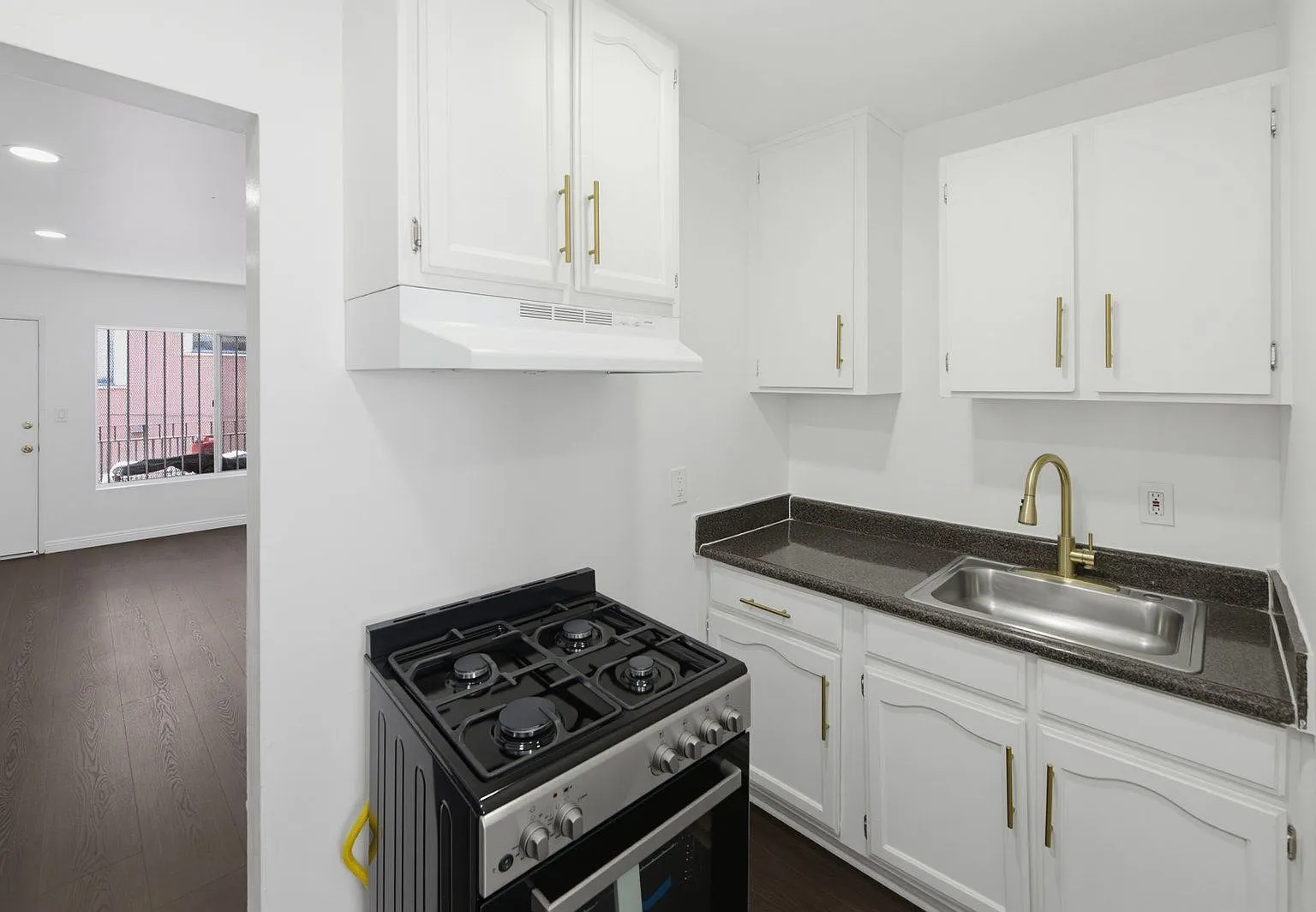 Studio, 1.0 bath, 500 sqft, $2,041 — Photo 1