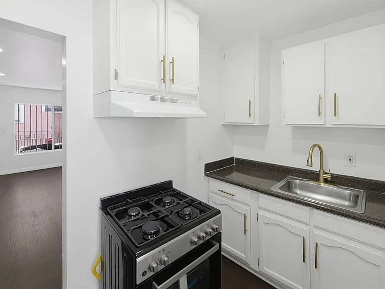 869 W 41st St #7 — Photo 1