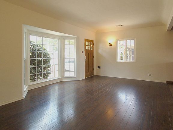 3rd image of 3032 Glenhurst Ave
