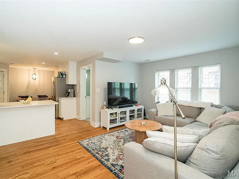 7537 Buckingham Dr — Photo 2