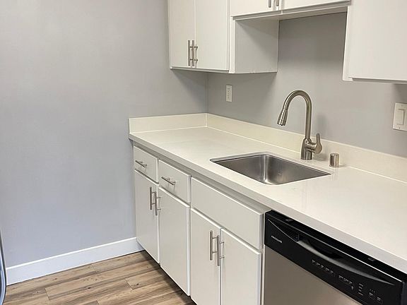 5th image of 910 Clinton St APT 106