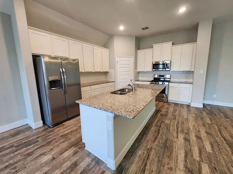 1331 Gruene Glen St — Photo 10