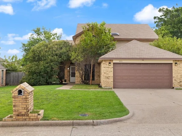 809 Carrington Dr, Arlington, TX 76001