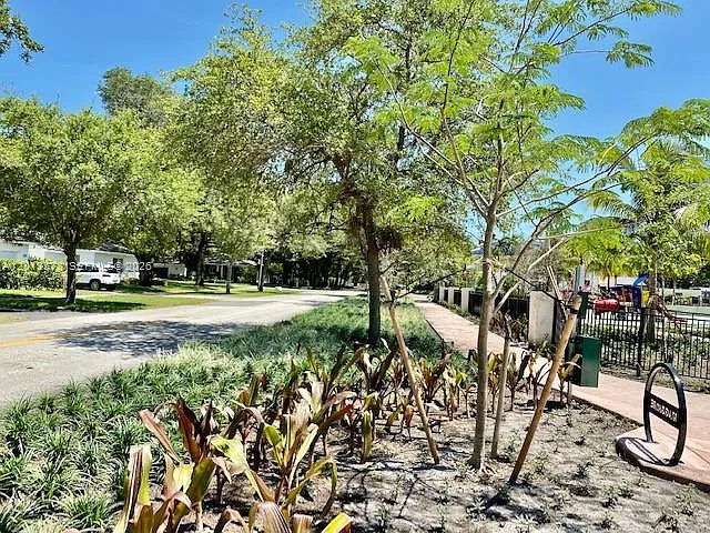 517 Menendez Ave #- — Photo 42