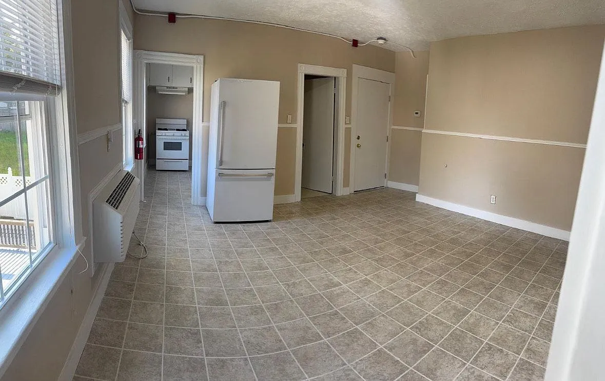 2 bed, 1.0 bath, 945 sqft, $1,600 — Photo 2