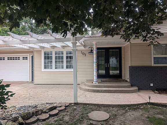 3rd image of 107 Woodland Dr