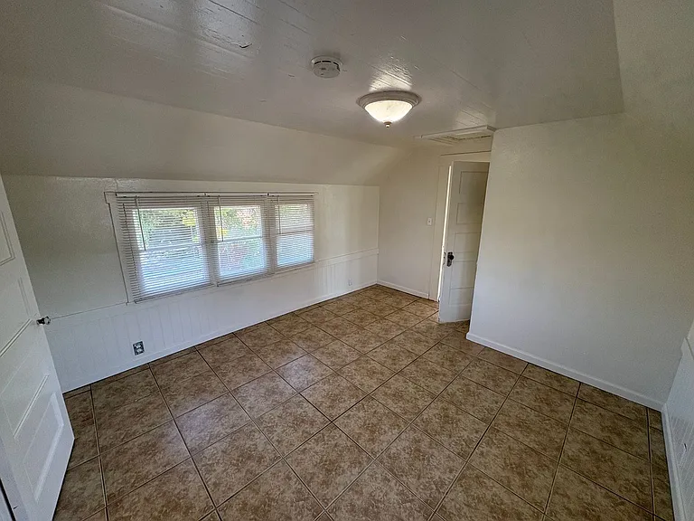 467 1/2 N Alta Ave — Photo 11