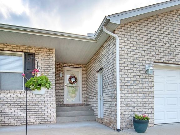 5th image of 213 Debbie Dr