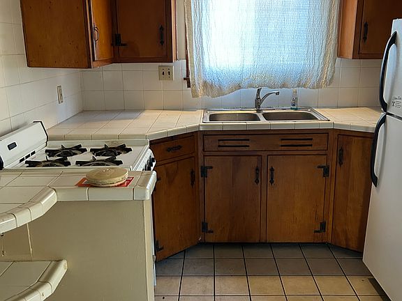 4th image of 1555 Hollywood St NE #1