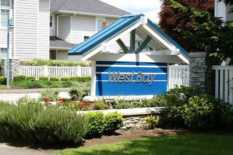 Centrally located West Bay at the Lakes!!