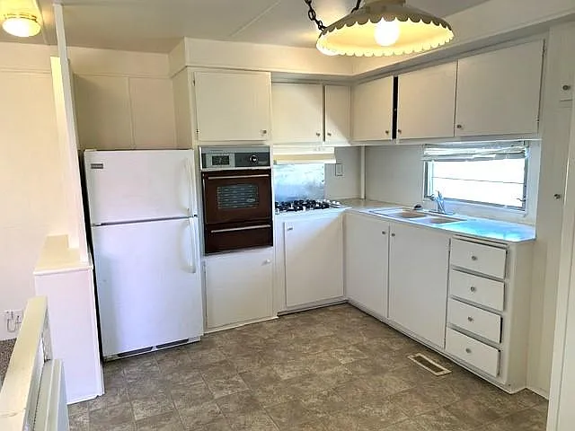 1074 W Johnston Ave — Photo 6