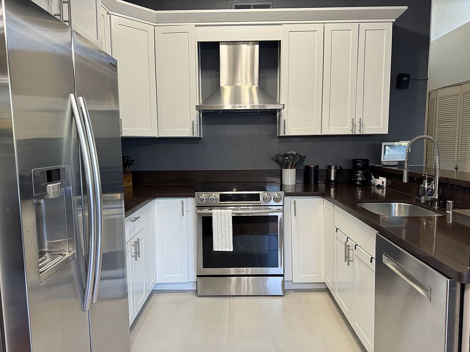 Updated kitchen w/ premium stainless steel appliances