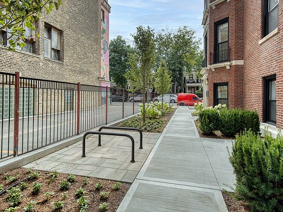 4th image of 1248 W Addison St
