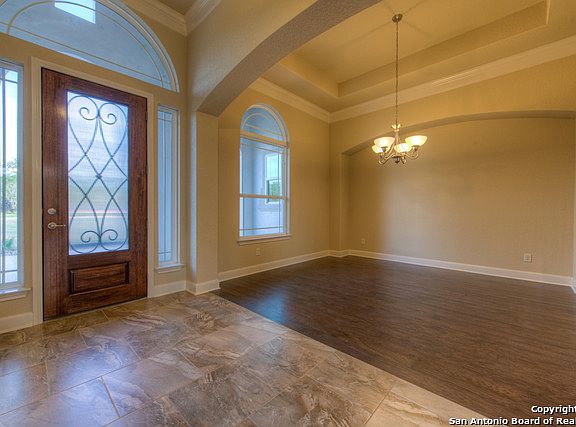 3rd image of 918 E WOODLAND OAKS