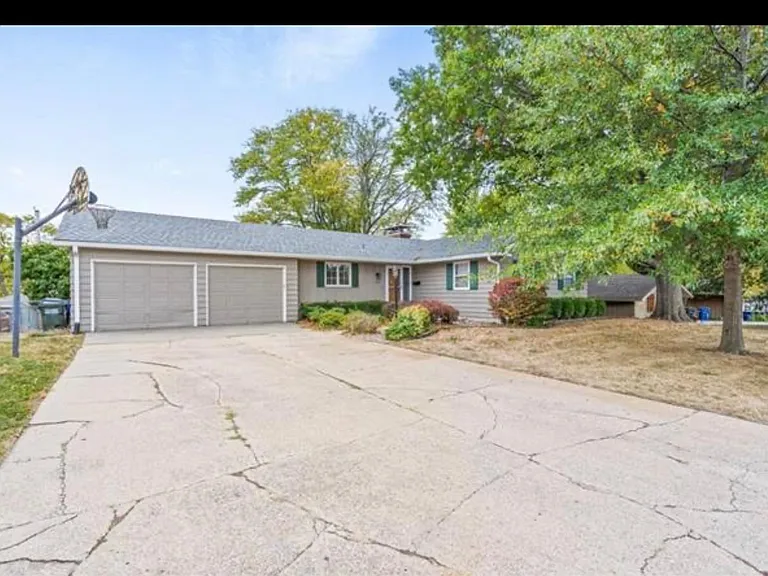 2915 Harvard Rd — Photo 2