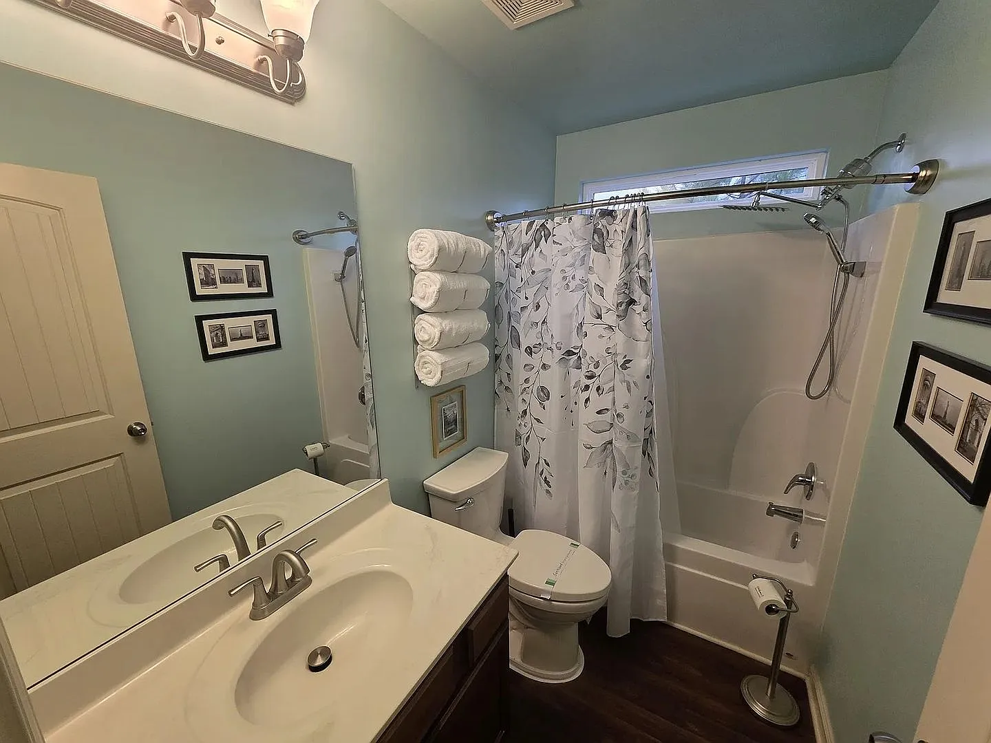 Room in 4 Bedroom Home at Katielee Cove — Photo 2