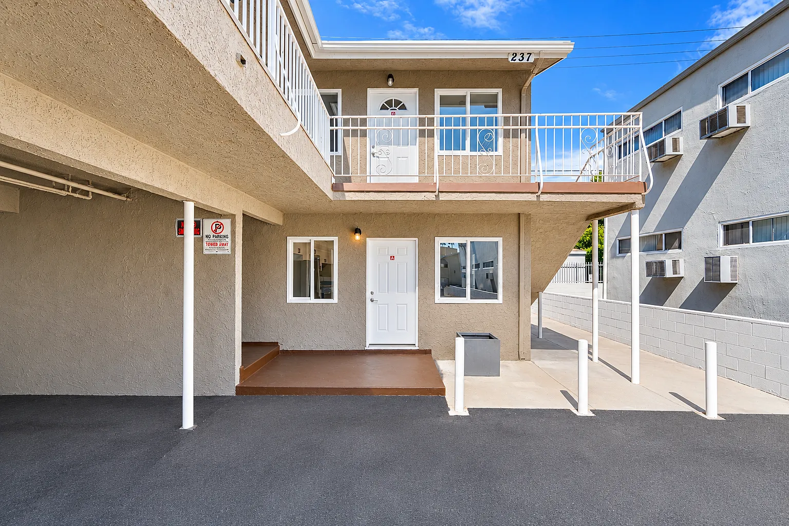 237 W Tujunga Ave — Photo 1