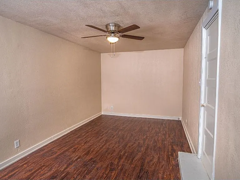 1003 Poinsettia — Photo 6
