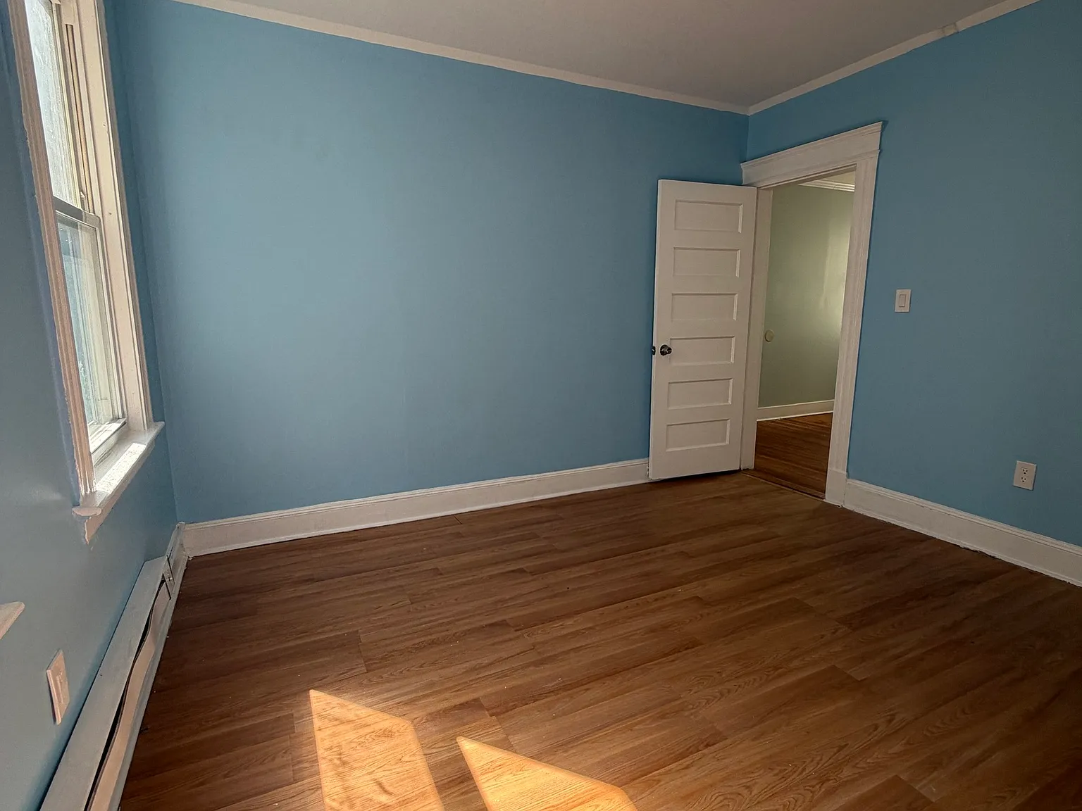 3 bed, 1.0 bath, 2921 sqft, $1,400 — Photo 3