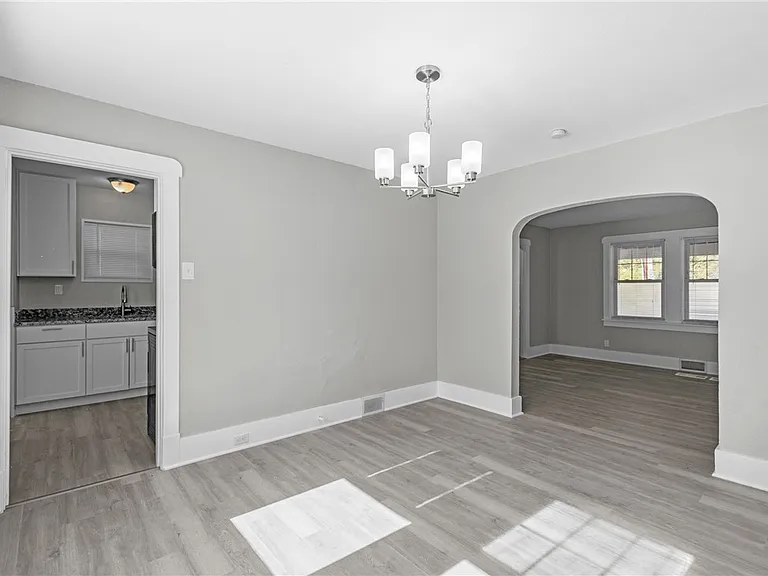 3065 Latonia Ave — Photo 9