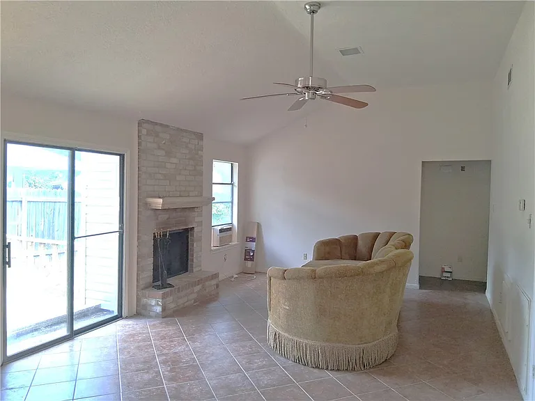 3303 Dallis Dr — Photo 10