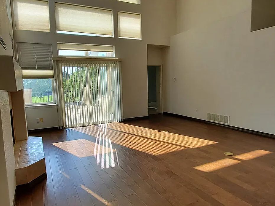 1st image of 4407 E Turnberry Cres