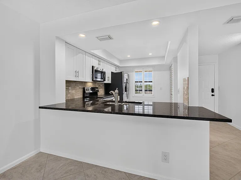 313 Lake Cir #311 — Photo 9