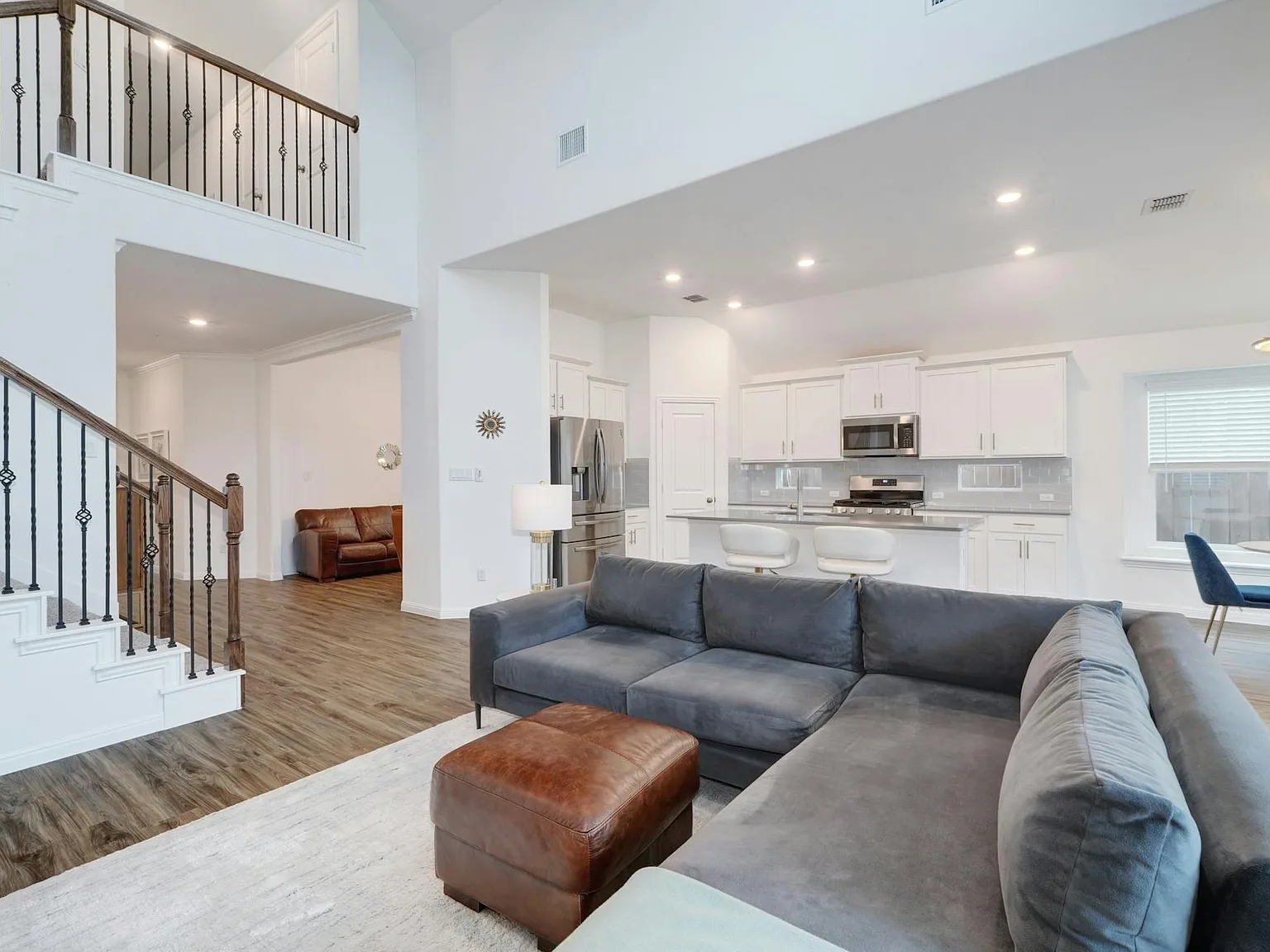 5 bed, 4.0 bath, 2404 sqft, $3,100 — Photo 3