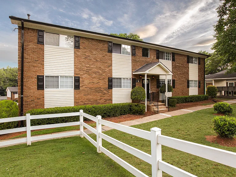 Mitchell s Park Apartments — Photo 25