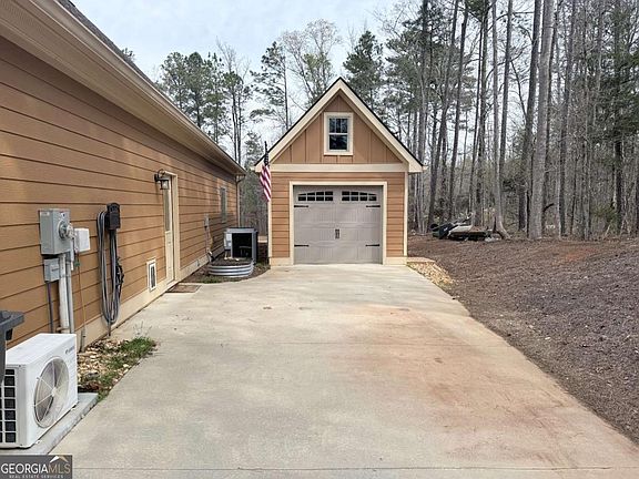 4th image of 160 Hickory Ln