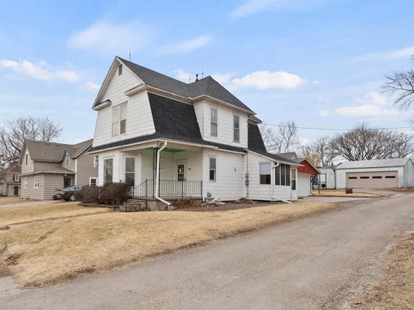 808 4th St, Wellman, IA 52356