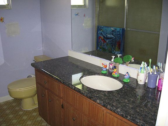 guest bath w/ granite 