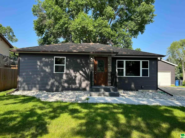 1127 Central Ave SW, Le Mars, IA 51031