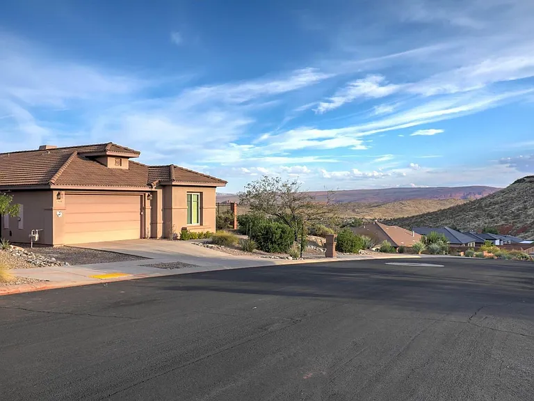 1960 N Jones Ranch Rd — Photo 2